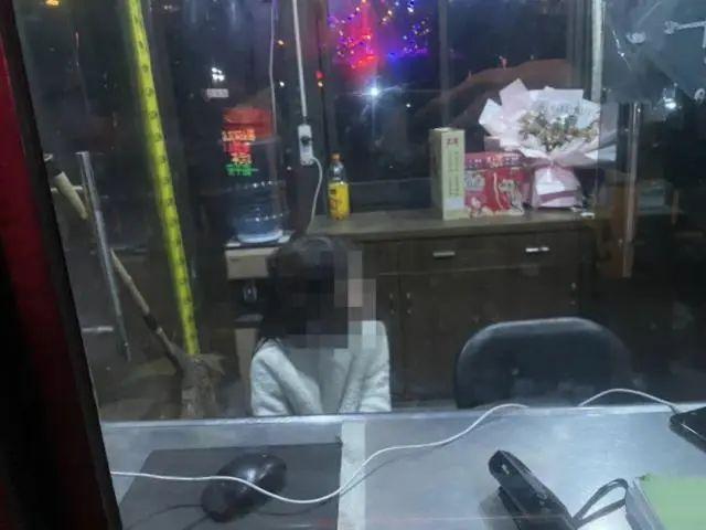 凌晨,杭州9岁女孩光脚走在小区!家长气懵:快开学了...