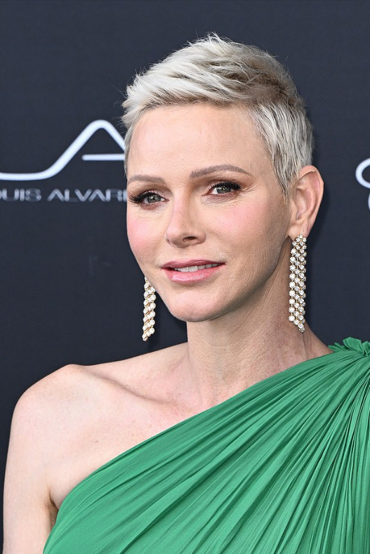 摩纳哥王妃：逃婚3次被抓回，丈夫私生子找上门，结婚11年伤透心