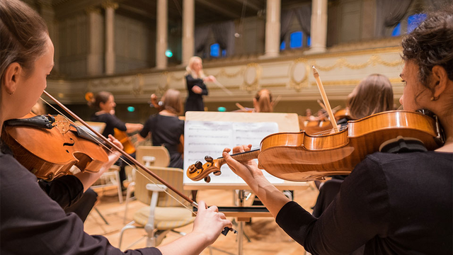 最能培养女孩气质的乐器当属小提琴，古典与优雅为一体