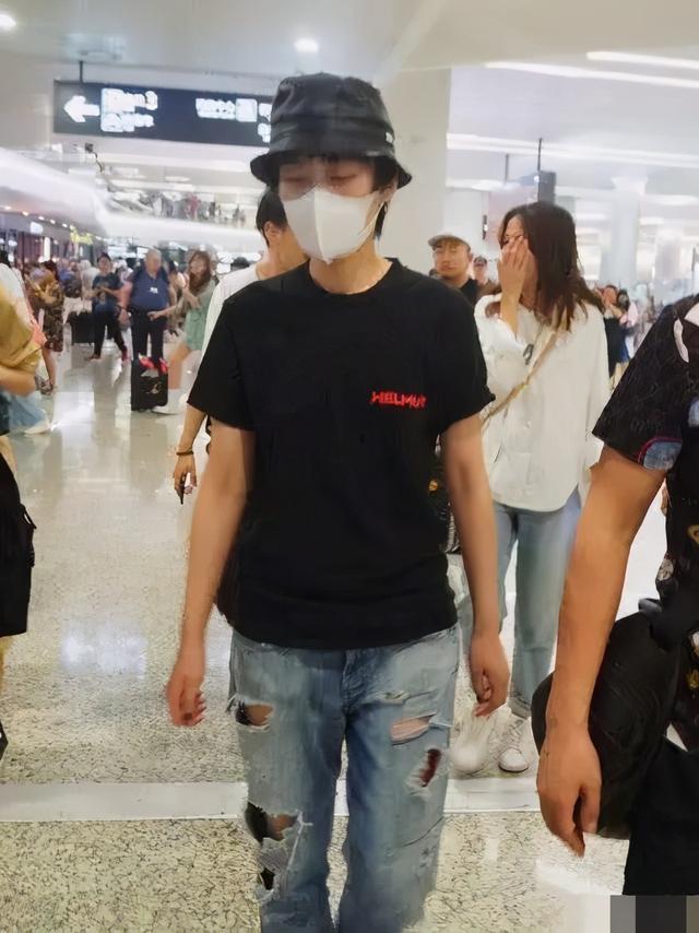 这女孩背着吉他站上舞台，只是有个音乐梦，却被很多人骂了10年