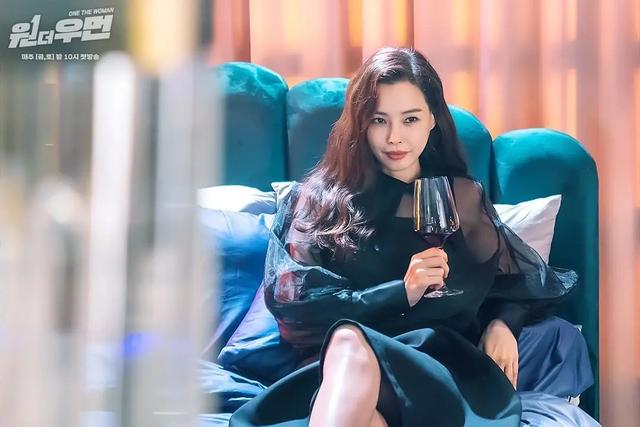 豆瓣稳定评分8.0，大女主爽剧《一个女人》到底有多好看