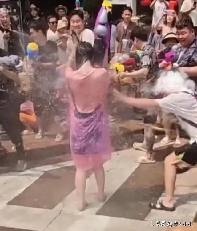 别往女性隐私部位泼水！请尊重泼水节的传统