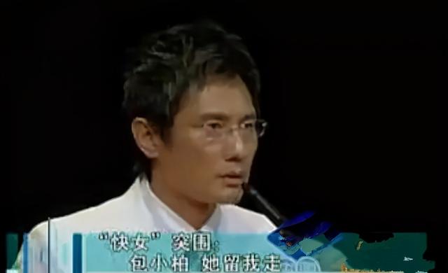 这女孩背着吉他站上舞台，只是有个音乐梦，却被很多人骂了10年