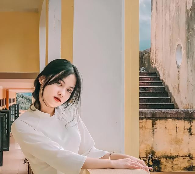 越南美女图鉴：最美校服女孩美若鲜花，平平无奇的校服穿出高级感