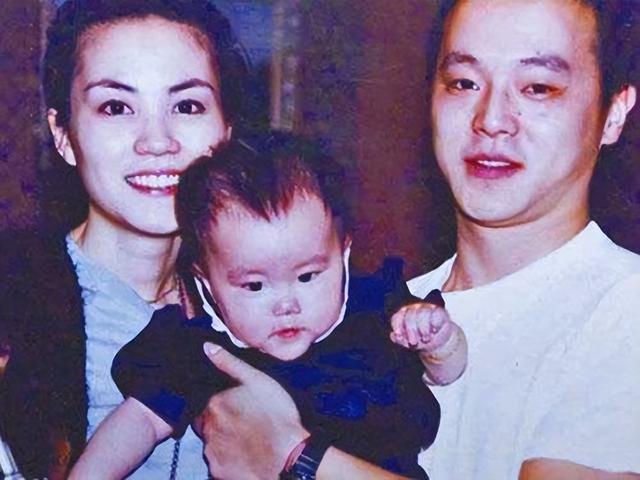 王菲女儿与同父异母妹妹聚会，一个脸上纹身一个染蓝发，造型前卫