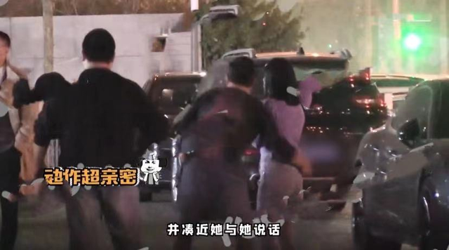 杨坤醉酒后放飞自我,与两位美女当街亲密,主动亲吻搂腰举止随便