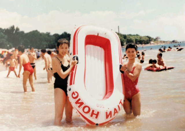 老照片:上世纪九十年代美女泳装照,活泼靓丽真好看