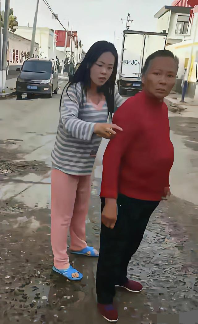 河北保定女子嫌冷藏车吵让司机关掉，遭拒后拿砖头砸车，这样的母老虎谁敢娶？