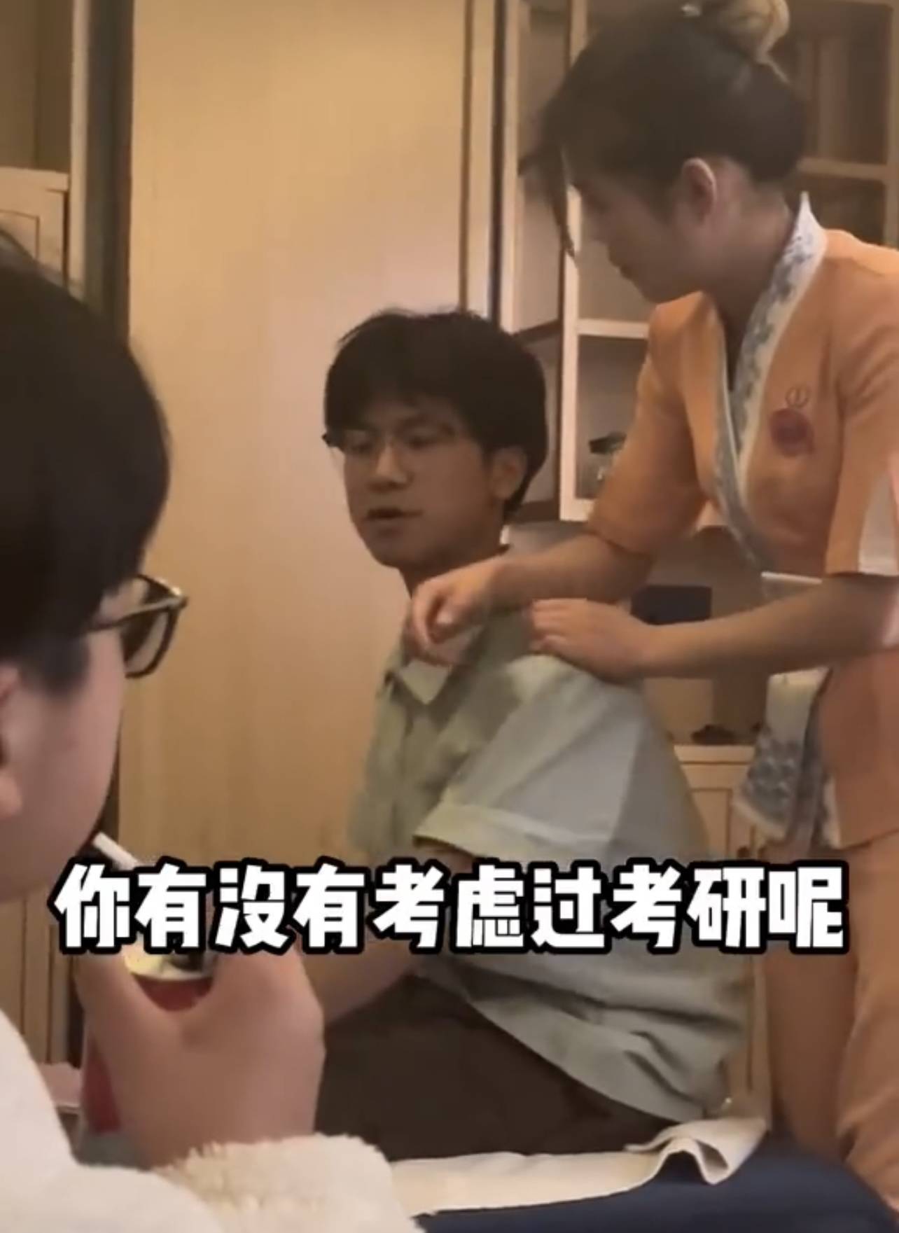 劝足浴女技师考研，女技师：我就是研究生啊~