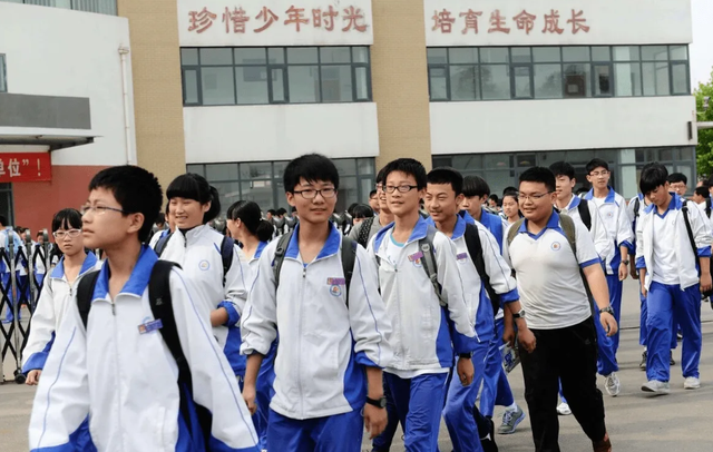 河北一初中公布入校“标准发型”，学生家长：不能接受，有点丑