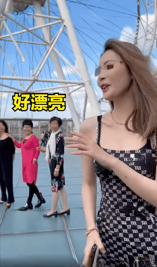 广东女孩丝袜短裙拍照引关注，旁边大妈羡慕不已：好漂亮