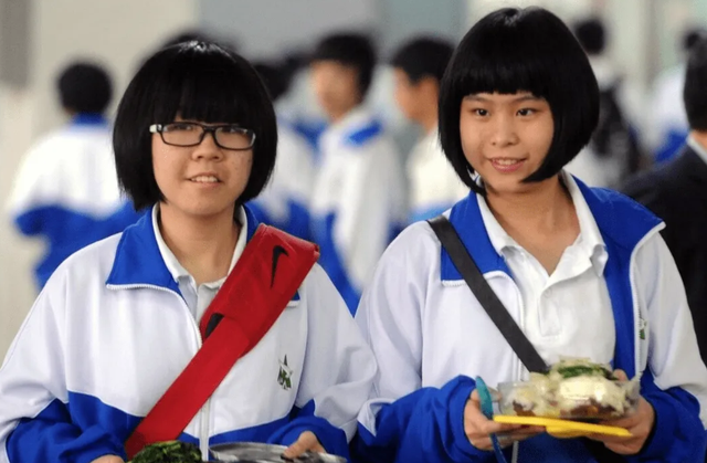 河北一初中公布入校“标准发型”，学生家长：不能接受，有点丑