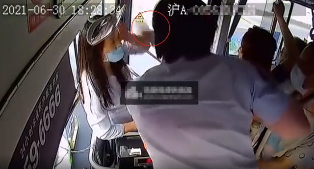 上海公交2名女白领激烈互殴，拿起高跟鞋猛砸对方头部血流不止，已被民警带走