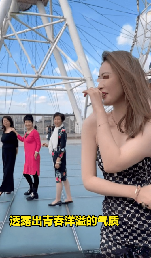 广东女孩丝袜短裙拍照引关注，旁边大妈羡慕不已：好漂亮