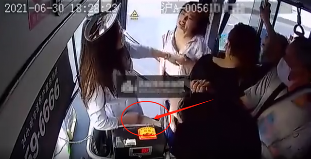 上海公交2名女白领激烈互殴，拿起高跟鞋猛砸对方头部血流不止，已被民警带走