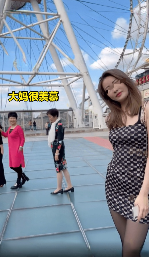 广东女孩丝袜短裙拍照引关注，旁边大妈羡慕不已：好漂亮