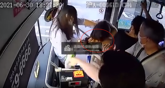 上海公交2名女白领激烈互殴，拿起高跟鞋猛砸对方头部血流不止，已被民警带走