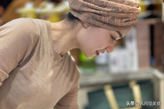 宁夏美女老板娘靠一碗汤红了，外地游客慕名而来，只为一睹芳容