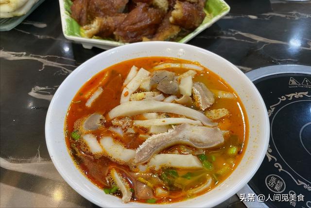 宁夏美女老板娘靠一碗汤红了，外地游客慕名而来，只为一睹芳容