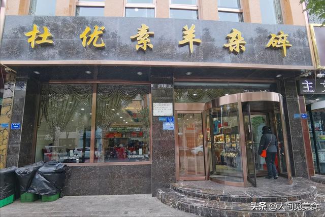 宁夏美女老板娘靠一碗汤红了，外地游客慕名而来，只为一睹芳容