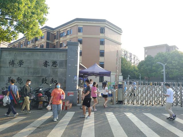 湖南大学女生宿舍变“打歌舞台”，网友：运镜丝滑好上头