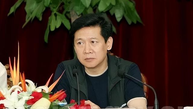 广东最美警花“王菲”，被抓时人躺在床上，用肉体开路拿下厅长