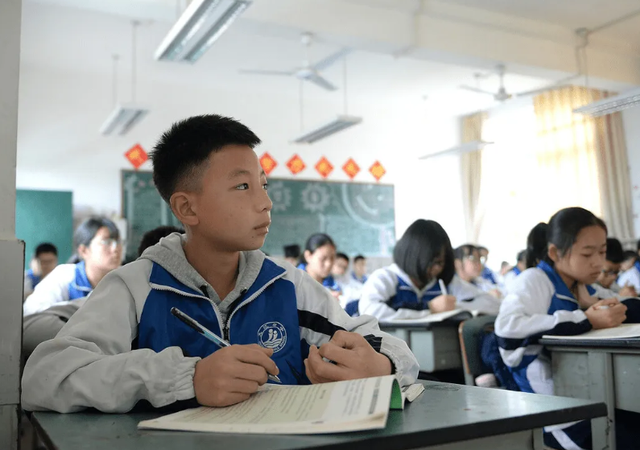 河北一初中公布入校“标准发型”，学生家长：不能接受，有点丑