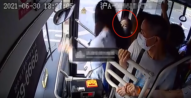 上海公交2名女白领激烈互殴，拿起高跟鞋猛砸对方头部血流不止，已被民警带走