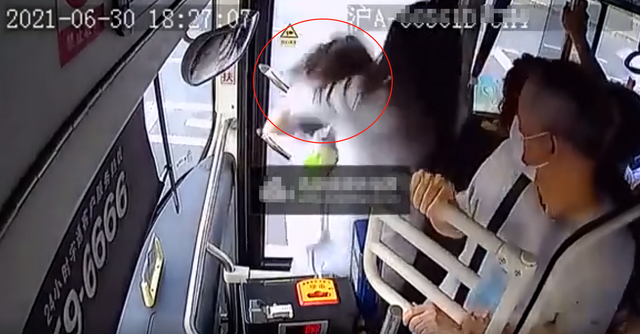 上海公交2名女白领激烈互殴，拿起高跟鞋猛砸对方头部血流不止，已被民警带走