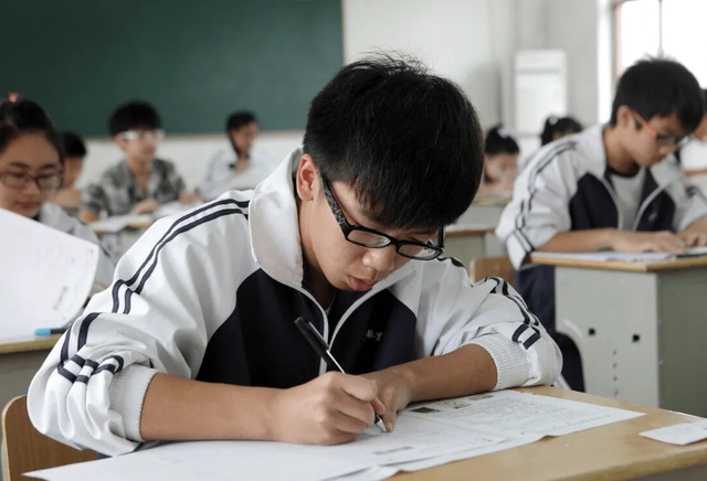 河北一初中公布入校“标准发型”，学生家长：不能接受，有点丑