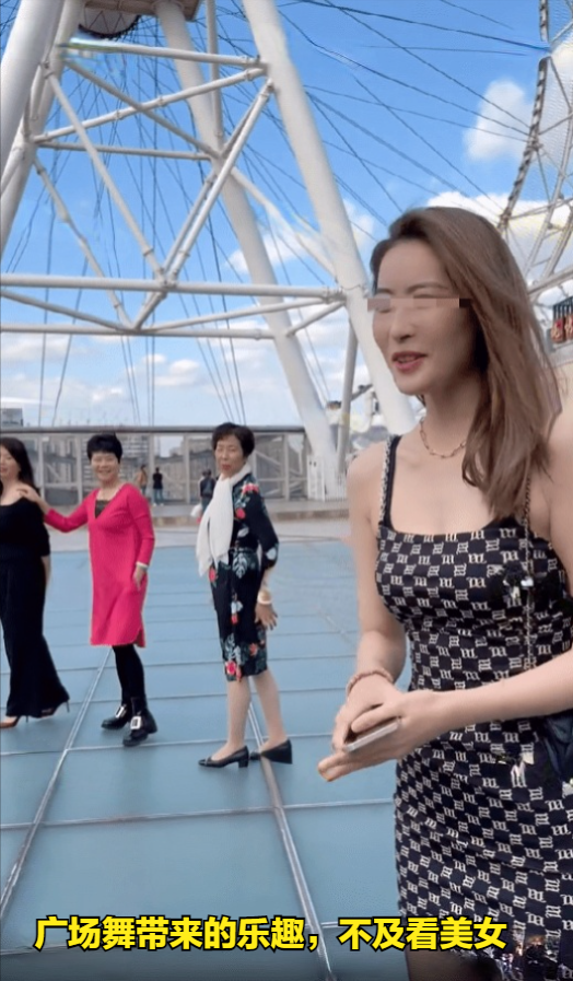 广东女孩丝袜短裙拍照引关注，旁边大妈羡慕不已：好漂亮