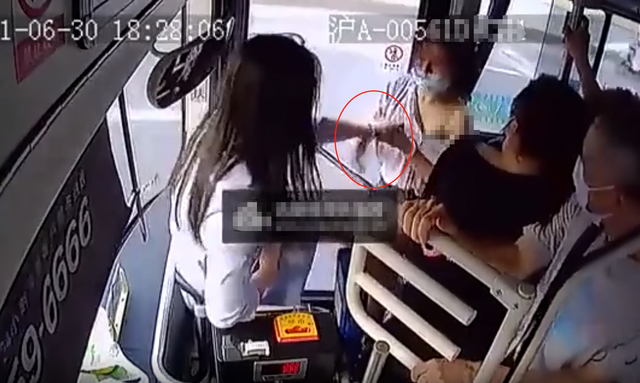 上海公交2名女白领激烈互殴，拿起高跟鞋猛砸对方头部血流不止，已被民警带走