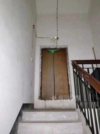 看着腿都软！广西两女孩爬到18层楼顶玩，“空中飞人”吓煞邻居