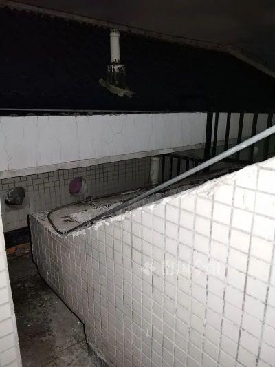 看着腿都软！广西两女孩爬到18层楼顶玩，“空中飞人”吓煞邻居