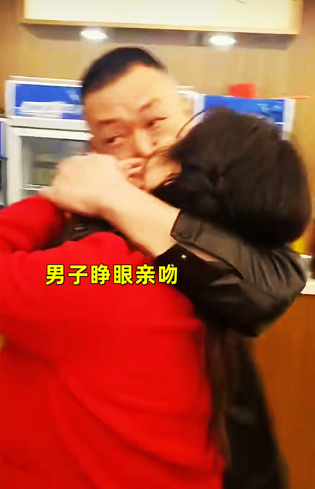 湖北一男子婚宴现场，强行亲吻新娘，事后狡辩：新郎让我带头亲的