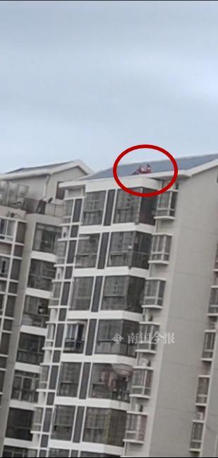 看着腿都软！广西两女孩爬到18层楼顶玩，“空中飞人”吓煞邻居