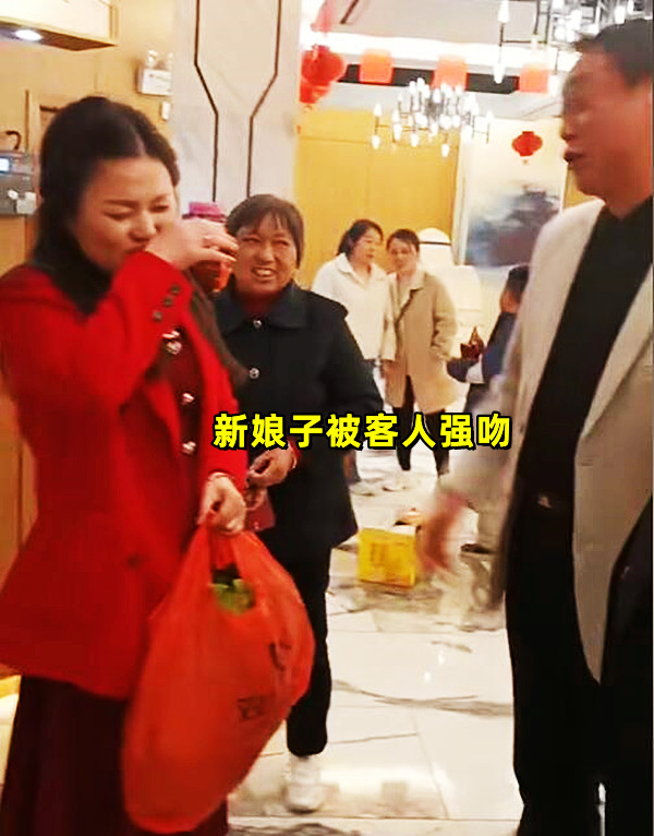 湖北一男子婚宴现场，强行亲吻新娘，事后狡辩：新郎让我带头亲的