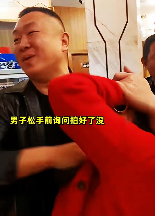 湖北一男子婚宴现场，强行亲吻新娘，事后狡辩：新郎让我带头亲的