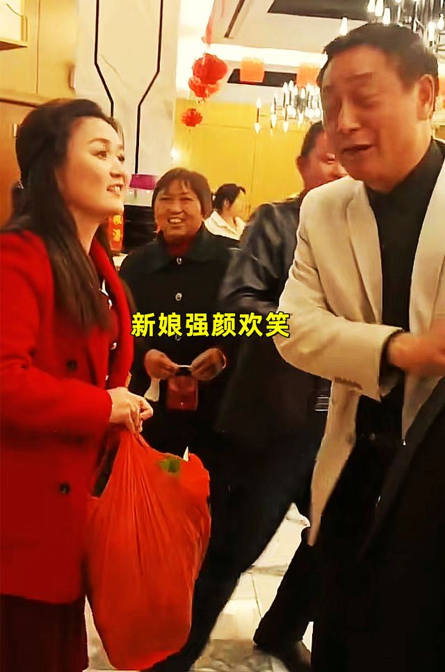 湖北一男子婚宴现场，强行亲吻新娘，事后狡辩：新郎让我带头亲的