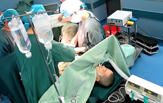 18年前，中国首例公开“变性”成男人的宁夏女孩耿兰俊，过得如何