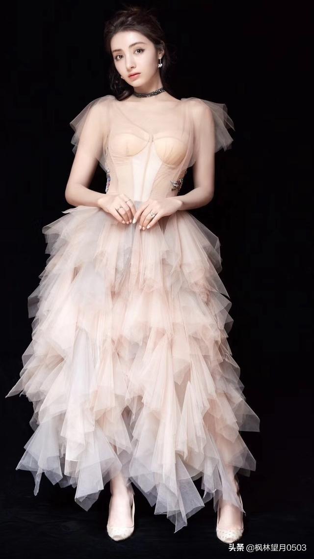 新疆的八位高颜值的美女，你最喜欢哪一位？