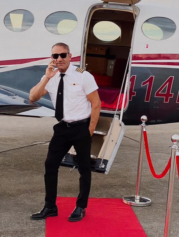 飞行性爱俱乐部:成人女星和富豪私人飞机上嬉戏