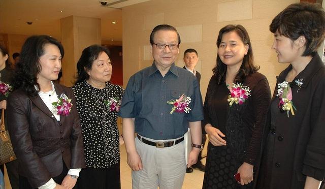 广东中山美女院长，避孕套不离身色诱领导，敛财过亿私生活糜烂