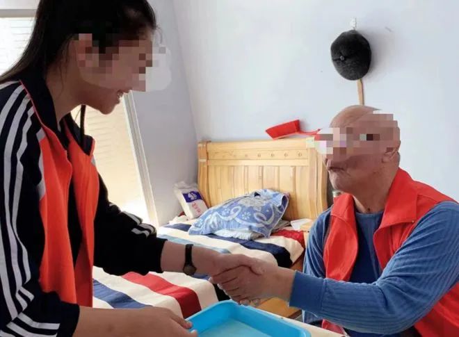 7旬大爷发现风月场所，多次光顾后报警：想把价格打下来