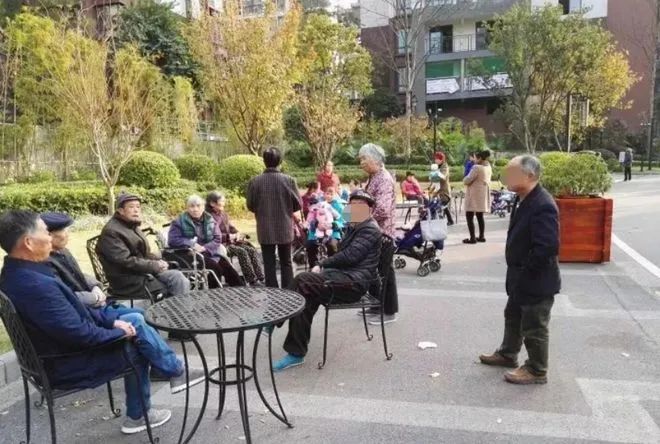 7旬大爷发现风月场所，多次光顾后报警：想把价格打下来