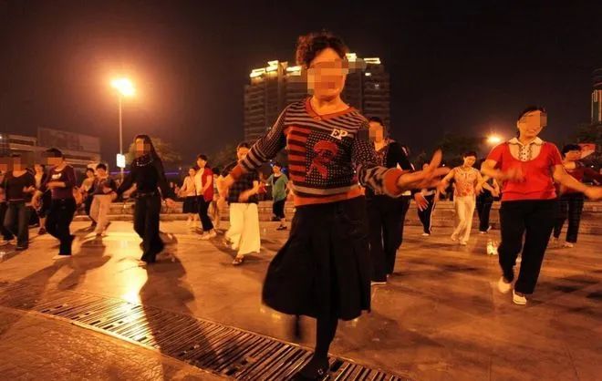 7旬大爷发现风月场所，多次光顾后报警：想把价格打下来