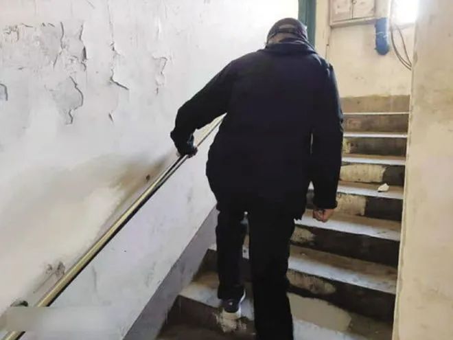 7旬大爷发现风月场所，多次光顾后报警：想把价格打下来