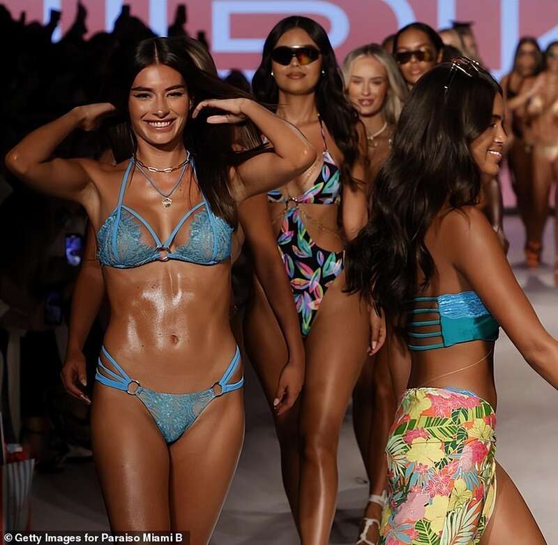 28岁兔女郎领衔泳装秀,模特们苗条紧致很养眼