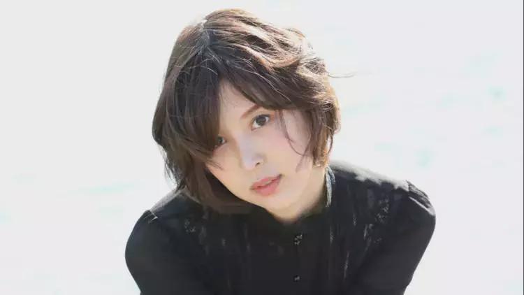 日本人气女优疑“无罩”看球赛 胸前春光全泄网友暴动