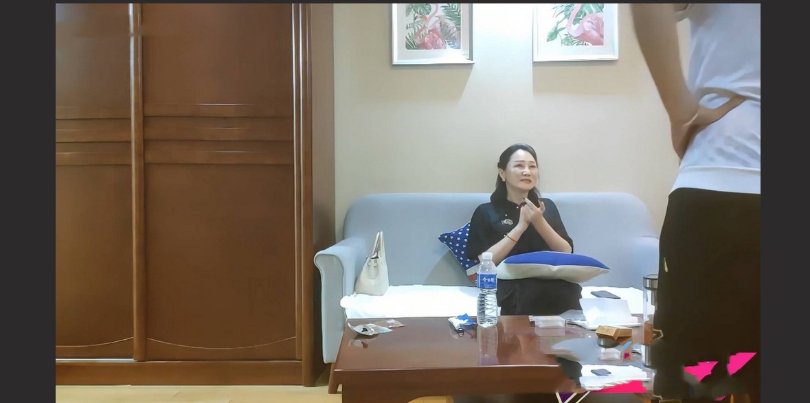 汉庭酒店客房部主管赵柏君 寂寞难耐的离异少妇如何抵挡热血青春的小奶狗？